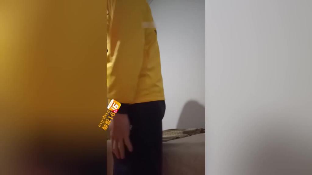 【母子乱伦】1/2极品美熟干妈拉外卖小伙激情乱伦 绿帽干爹在边上观看 预览截图 11