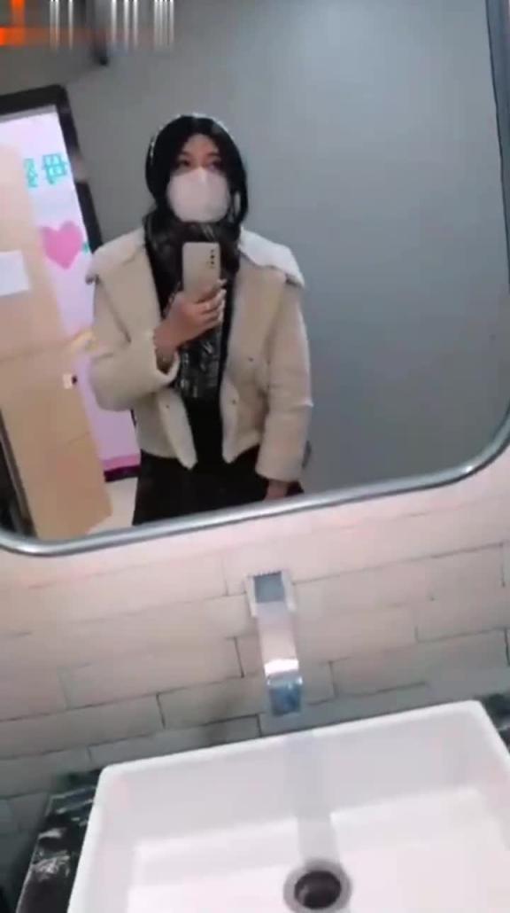国产ts人妖系列:公厕露出巨屌开发 预览截图 2