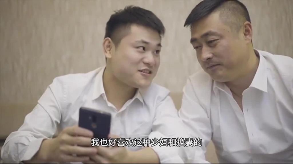 李娜 绿奴老公带下属玩弄老婆 预览截图 2