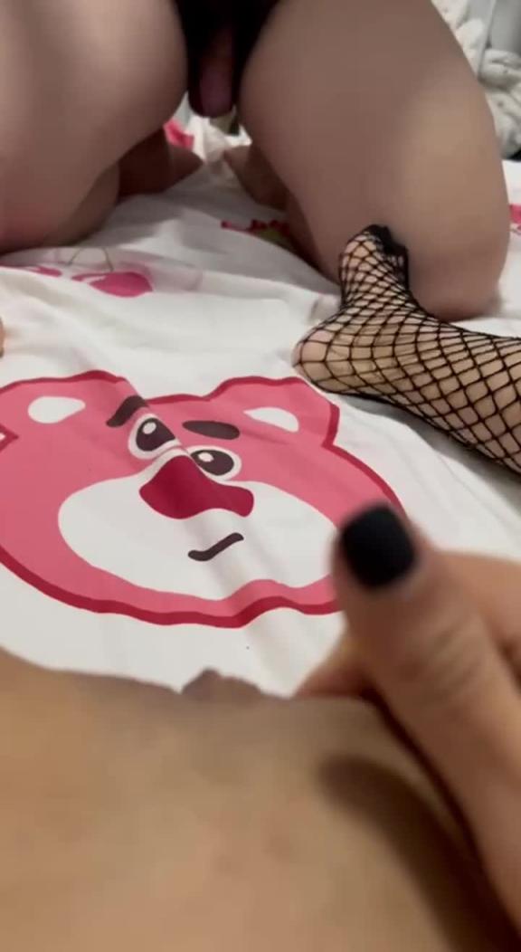 穿着渔网袜脚踩鸡巴 预览截图 4