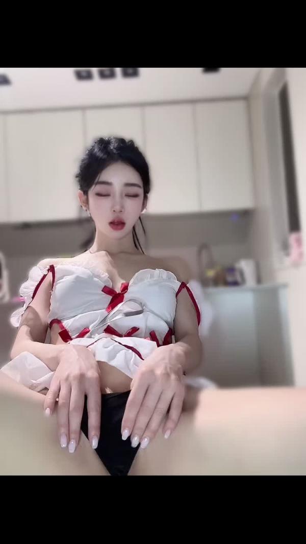 极品女神露出隐隐约约的大美鲍 预览截图 10