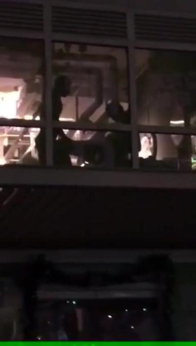 比萨店落地窗前开战!两男战一女大秀活春宫!引路人围观:女的没穿男的一直动 预览截图 11