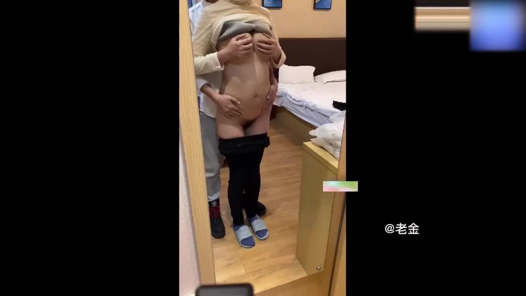 嫂子骗大哥去闺蜜家和我去宾馆做爱 预览截图 2
