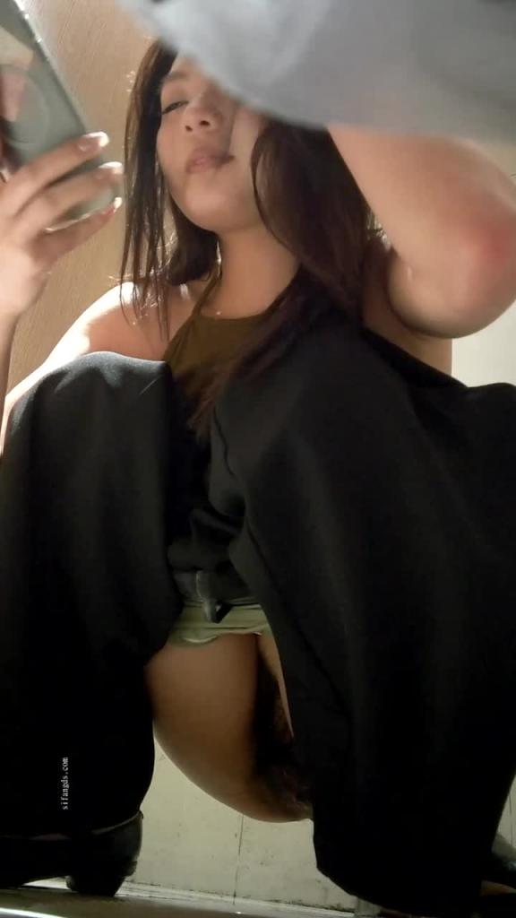 厕所偷拍美女尿尿还讲电话 预览截图 9