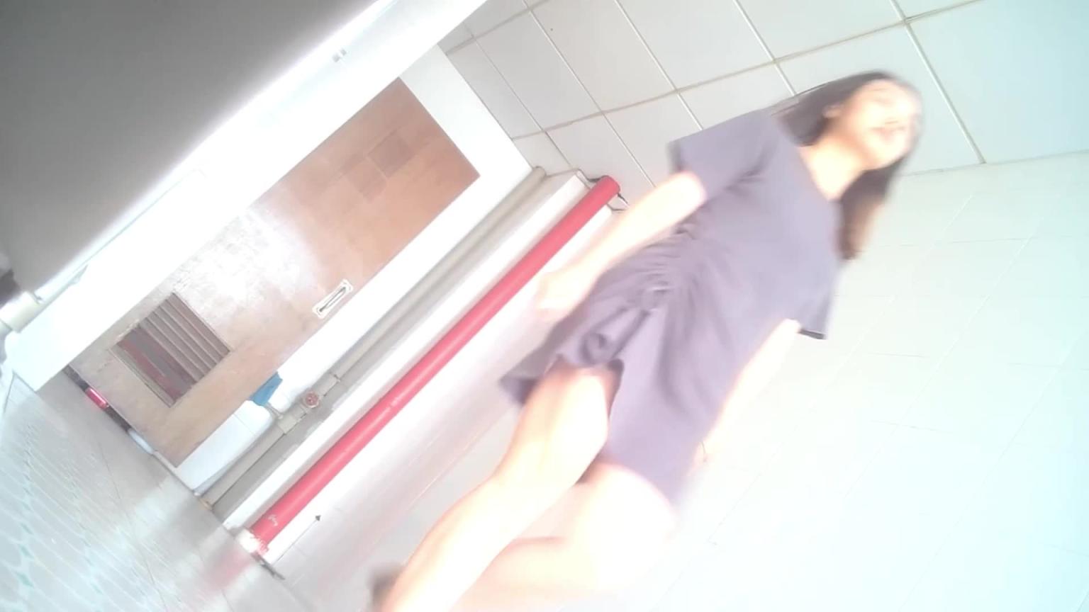 潜入商场厕所偷拍！高挑极品女神娇俏美女丰臀淫穴 预览截图 9