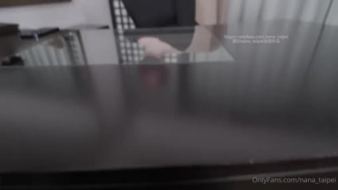 【台北娜娜】无缝开档油亮蓝丝_痴女太太勾引家里的年轻司机 预览截图 1
