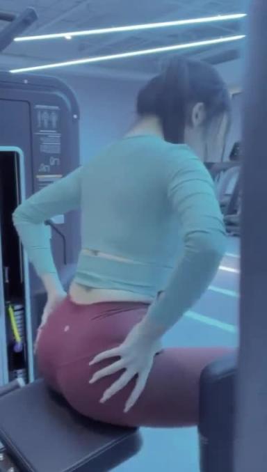 桃子姐姐 爆操女友的粉嫩无毛美穴 预览截图 1