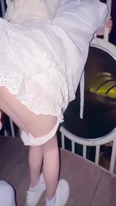 《意淫自己妹妹》妹妹和妈妈吵架离家出走,半夜找到气得我直接把她按在户外滑滑梯上 预览截图 4