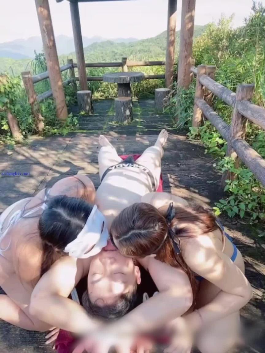 老婆嫌房间太无聊了 特地跑到山上开干 预览截图 1