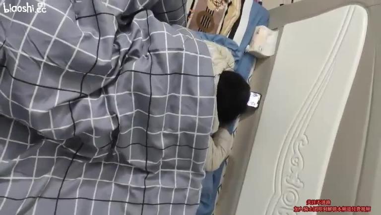 乱伦丈母娘,媳妇一直打电话问在哪,殊不知在操她妈妈1/3 预览截图 2