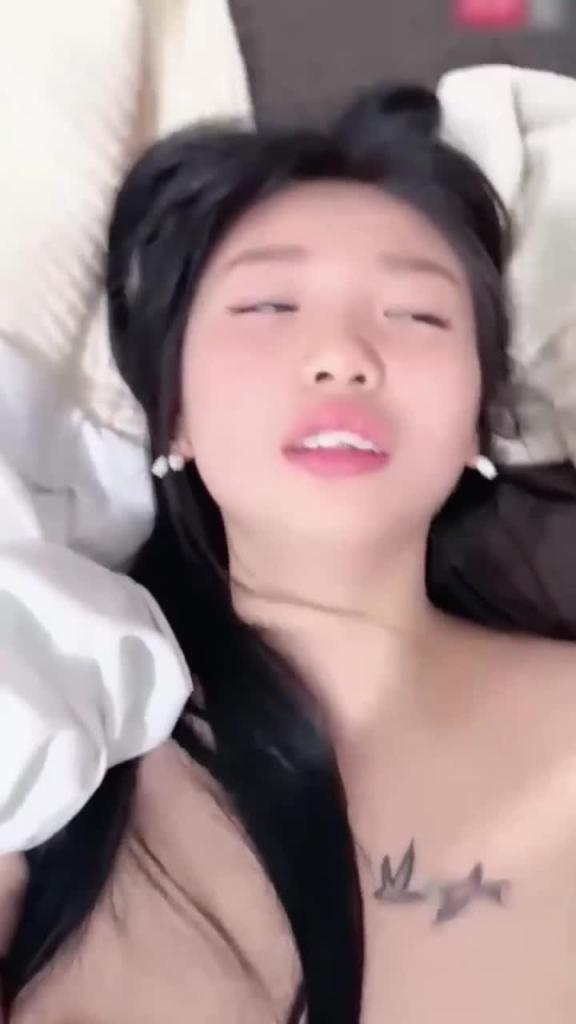 【少女直播】呆萌学生妹初下海,蜜桃美臀嫩穴第一视角插入,撸点满满! 预览截图 3