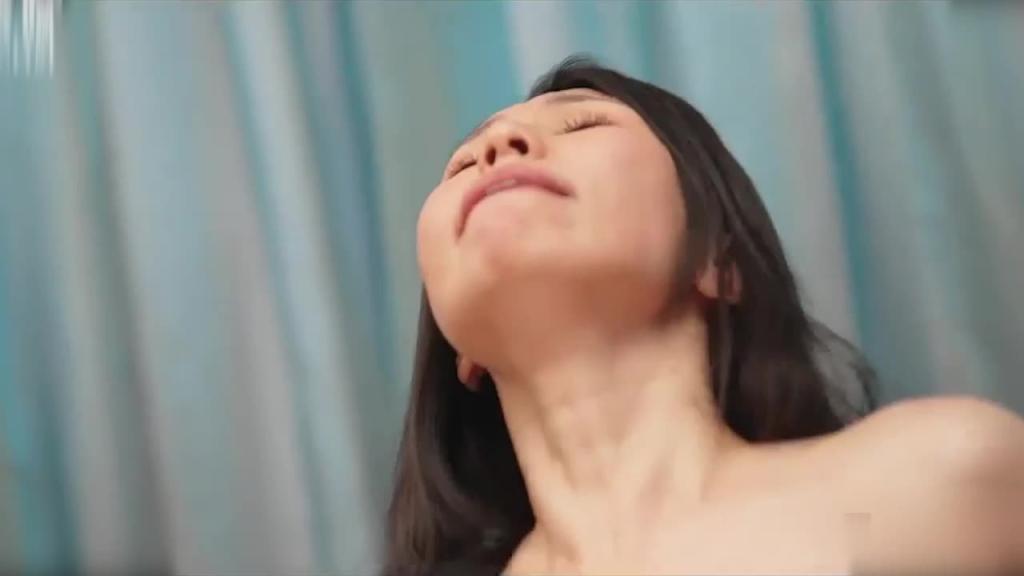 欲望过剩的熟钕性感女模丁字裤色诱导演 预览截图 9