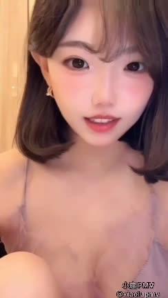 抖音两百多万粉丝女主播11y 直播时多次漏点,看着视频中清纯可爱的脸蛋再配上那不小心漏出来的深褐色乳头,谁都会看心动吧🫣 预览截图 11