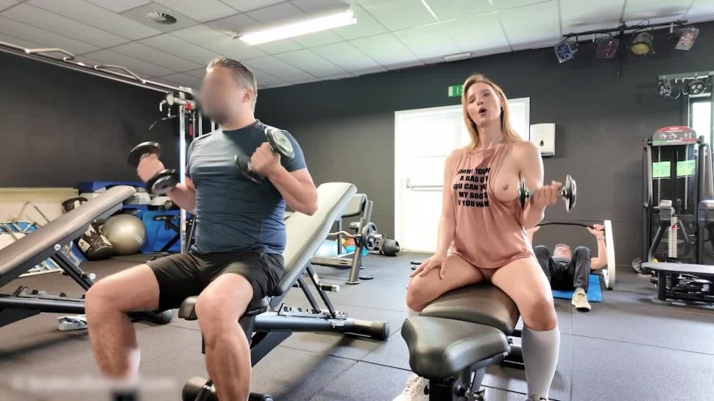 健身房露出勾引,欧美熟女,衣衫不整勾引撸铁佬,眼珠子被吸住,上手摸了两把。更过分的是居然全裸了 预览截图 7