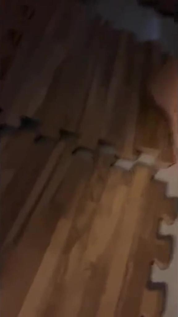 酒后突袭熟睡的女友闺蜜,男的不顾自己女友在一旁熟睡 口交爽到直接中出内射 预览截图 1