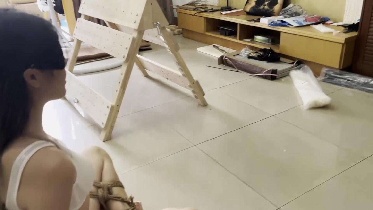 【缚予】线下真实调教之墨依M分腿缚+三角木马+口球折磨!五花大绑+M字分腿缚+三角木马放置 预览截图 5