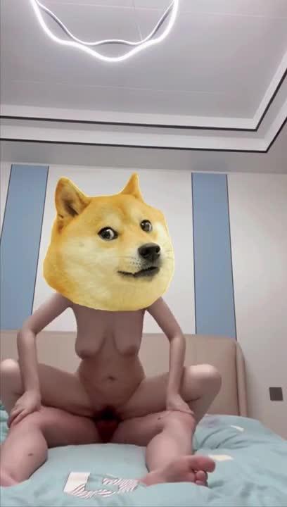 边吃饭边操⽼妈到⾼潮，骚逼⽑上都是泥泞的精液 预览截图 11