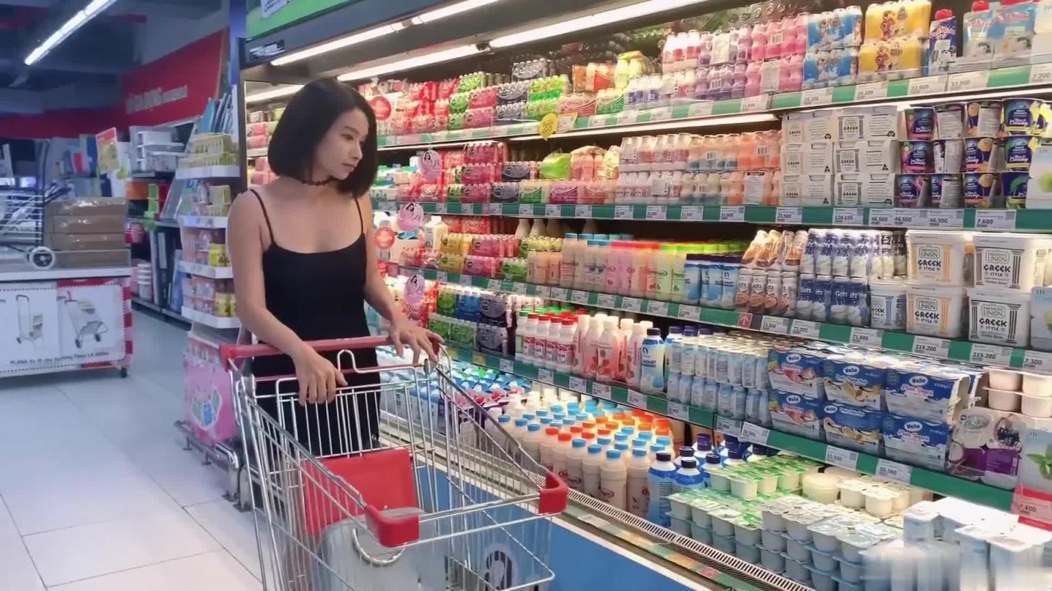 骚女孩不穿内裤逛超市,还撩起黑丝裙露出,上了车迫不及待拿出来自慰,爽喷很多淫水 预览截图 3