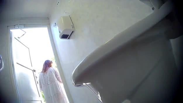 厕拍美少女合集!全部都是一根毛都没有的白虎逼撒尿合集! 预览截图 3