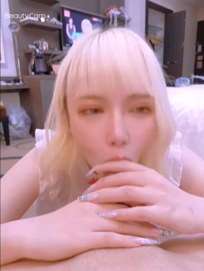 白嫩美少女太会吃鸡巴了 预览截图 1