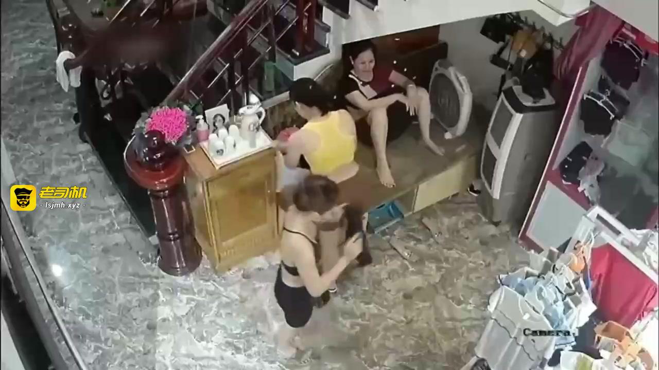 【母子乱伦】家庭监控记录婆婆晚上趁儿媳妇不在勾引亲儿子 预览截图 6