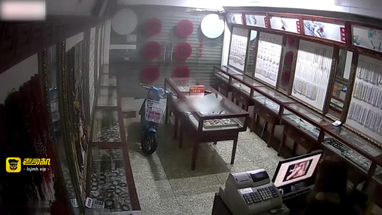 【监控破解】女店员看片子被发现惨遭大屌猛插高潮 预览截图 8