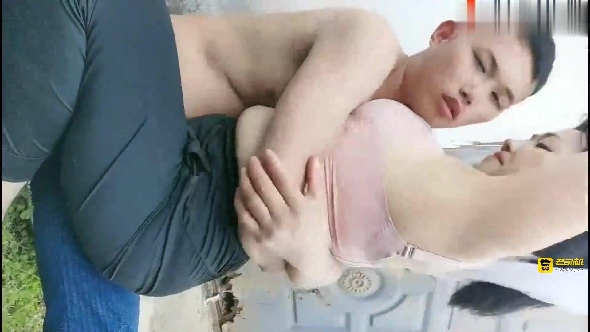 妈妈驱车带儿子去户外做爱 儿子估计刚成年吧 如此的青涩 预览截图 4