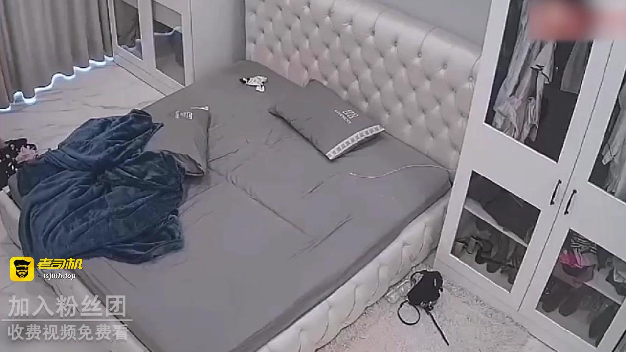 【最火家庭摄像头泄密】美少妇看黄片自慰,小叔子爬窗进屋偷情 预览截图 4