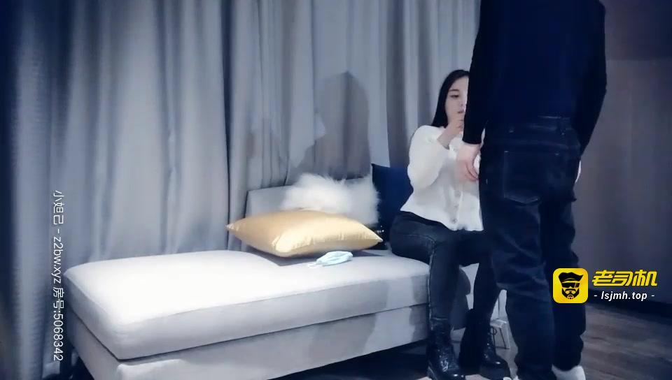 【七天高端外围】 平面美模 沙发上让小哥放肆玩弄，吃奶玩逼边亲边草 预览截图 1