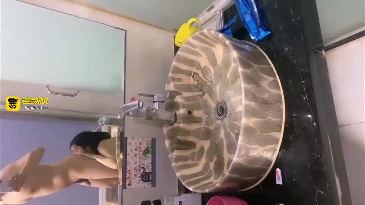 【反差泄漏】黑框眼镜呆萌妹妹美乳粉穴超嫩嫩白奶子 预览截图 7