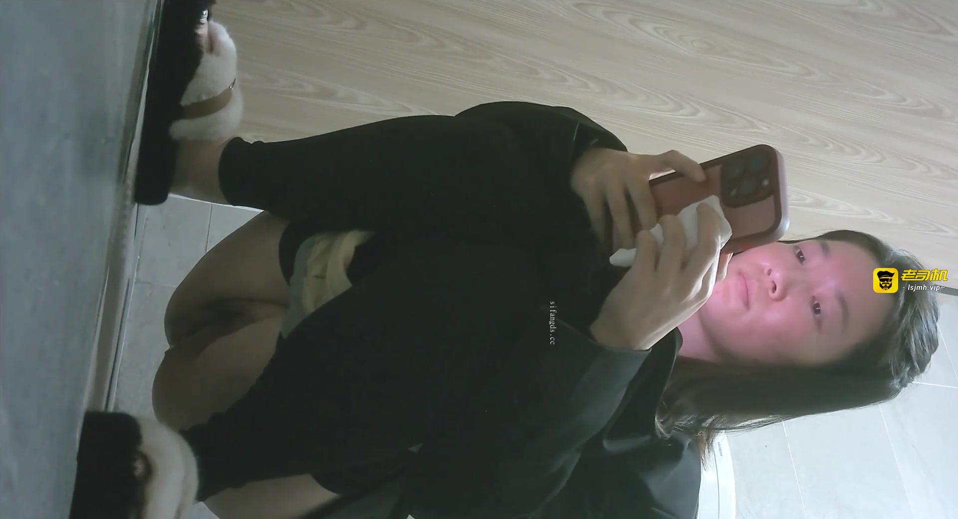 收费群流出 商场女厕正面露脸偷拍两个颜值还可以的美女尿尿 预览截图 8