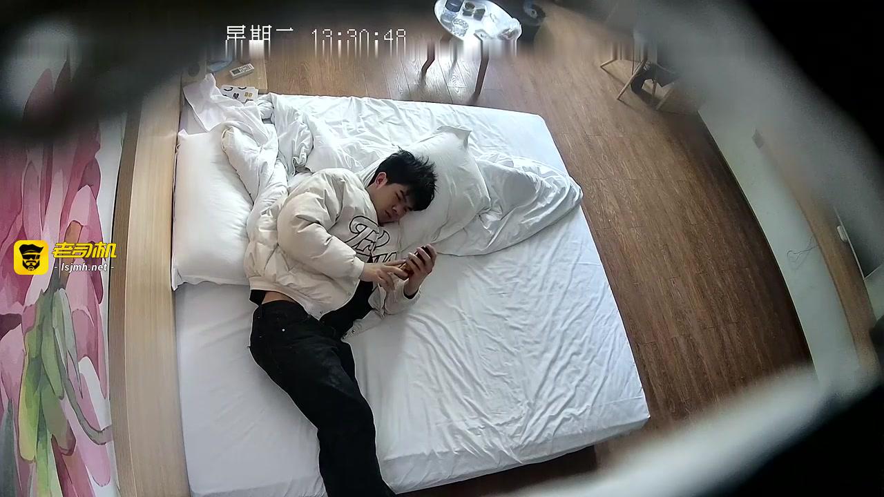 3-饥渴大胸妹中午饭都不吃开好房等男友过来操逼发泄一下性欲 预览截图 2