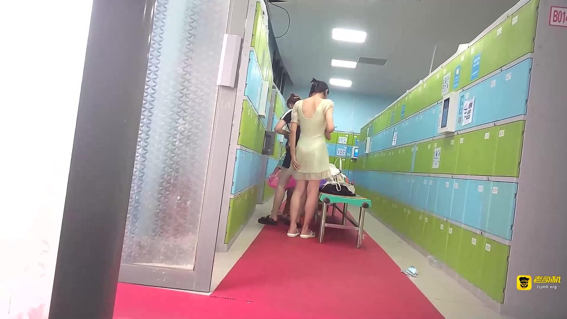 女人坑女人!戏水游泳馆女宾换衣淋浴室内部真实曝光,清纯年轻妹子发育的真性感,视觉盛宴 预览截图 8