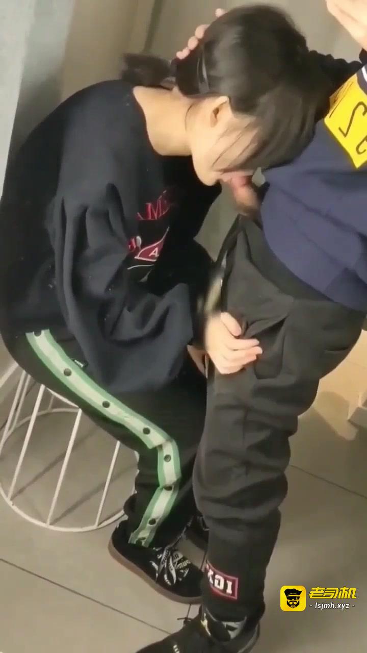 学生情侣公厕偷禁果 预览截图 4