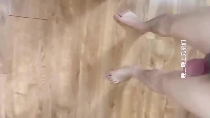 趁继母做瑜伽看她骚逼,忍不住强上内射了继母 预览截图 10