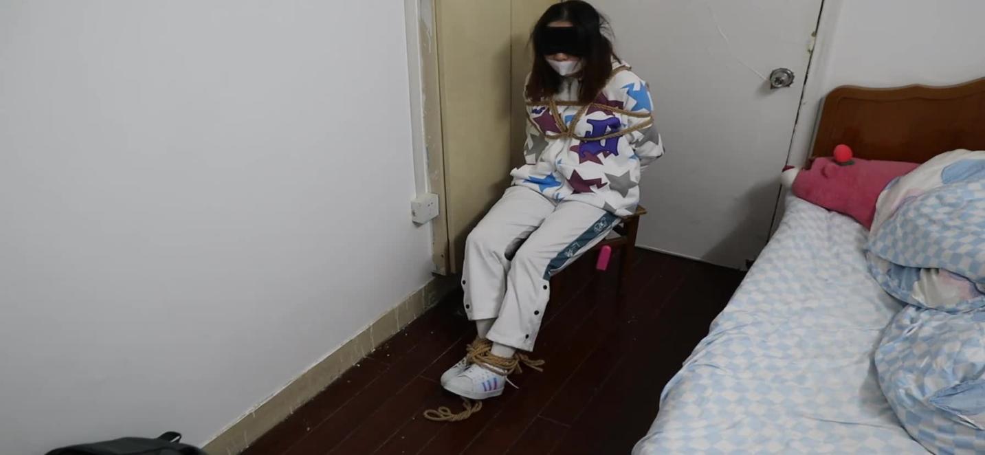 【领玥】穿了上运动装贝壳头白袜白鞋的想出去玩!结果惨被坏人留在屋子里面捆在凳子上进行调教 预览截图 5