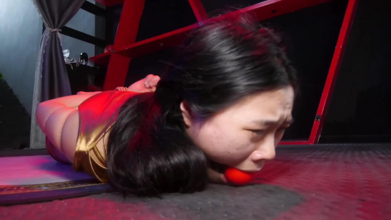 【胜景影视】《富家女的噩运》 上集 一个富家女来会所玩她心高气扬瞧不起服务员结果被秘密迷晕关押调教 预览截图 4