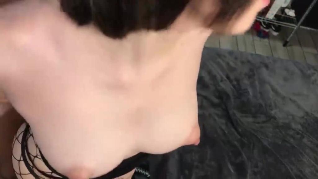 正妹性感穿着让男友受不了了!!看到骚穴没有前戏直接操起来!! 预览截图 10