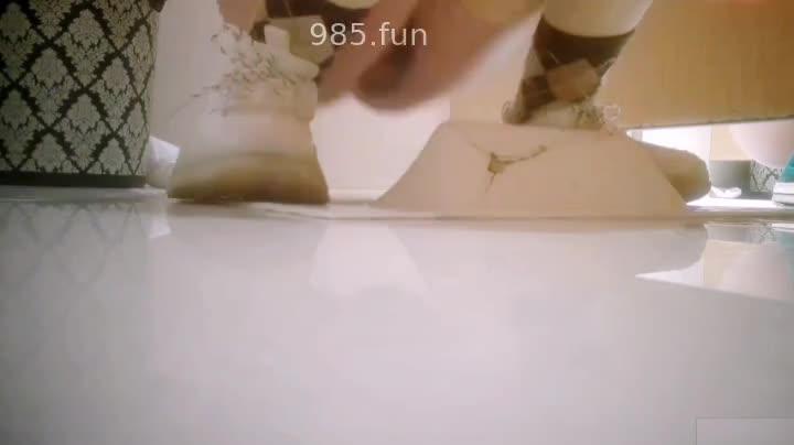 厕拍精选系列 4k高清萝莉裙萌妹超近视角无毛白虎超嫩小穴,白色丝袜更是诱人极品白虎穴大长腿脱下内裤尿急喷射,小逼超级干净,美穴尽收眼底 预览截图 5