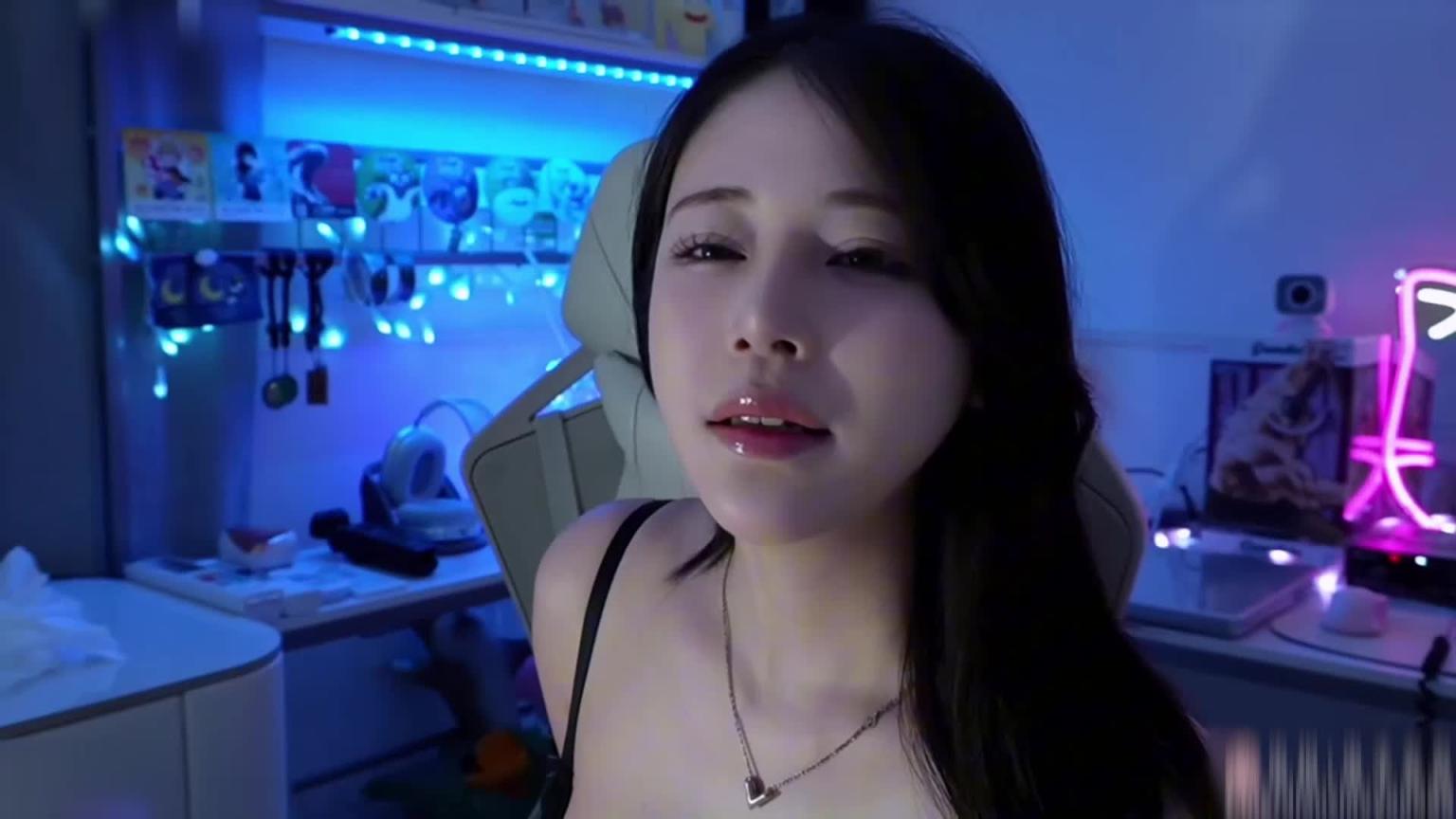 极品直播的奶白大胸夹乳夹搞自慰，特别色家人们 预览截图 11