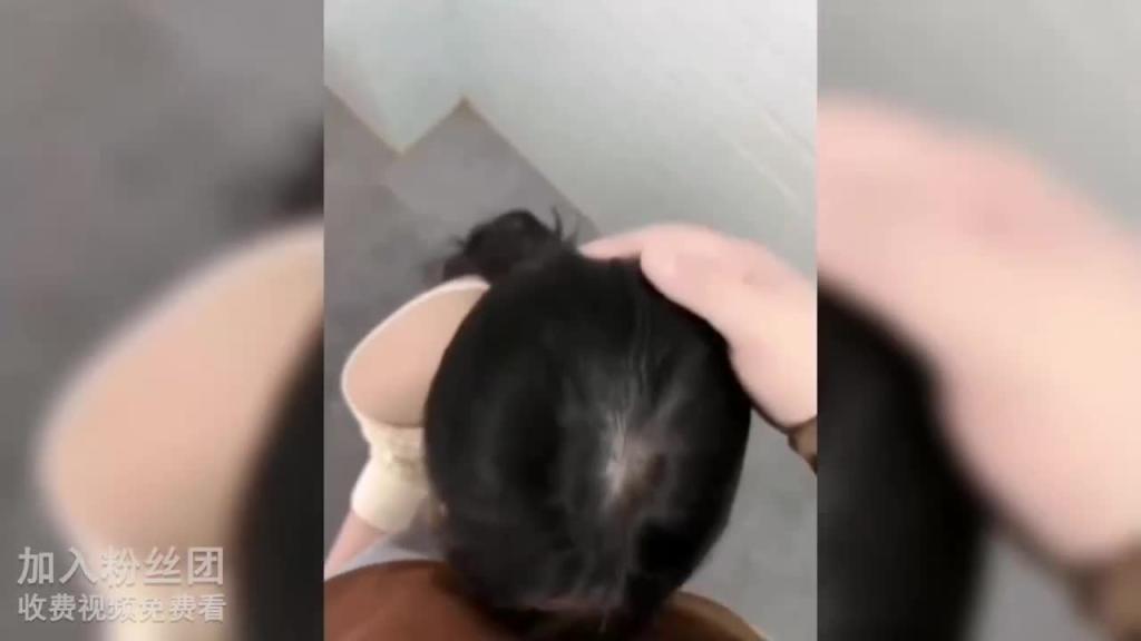 【姐弟乱伦】外面全是亲戚，我兽性大发把姐姐按在厕所爆菊 预览截图 1