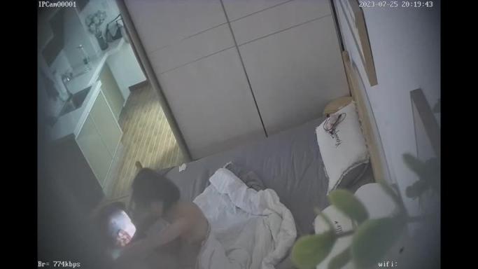 【高校潜规则】研究生和自己的导师，男的岁数很大有家庭，床上战斗力比20岁小伙子都强，内射了很多次 预览截图 1