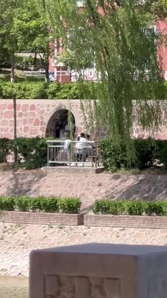 门事件 孟子像前公园长椅做爱 预览截图 1
