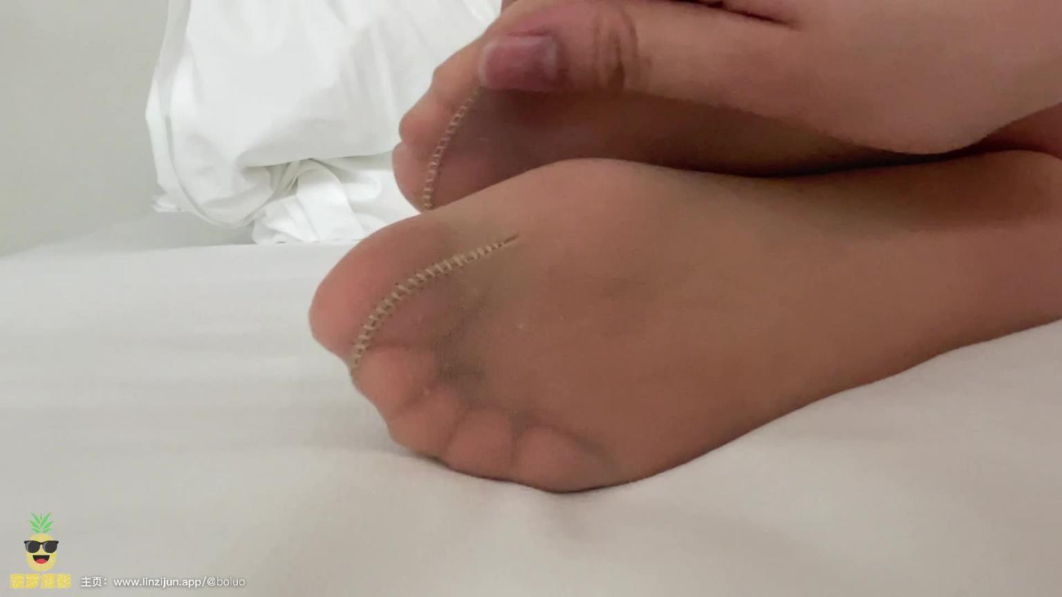 【菠萝摄影】毕业实习欧阳婉婉居家捆绑!丝足!熟睡偷舔!狗链!挠脚!皮鞭!唯美! 预览截图 10
