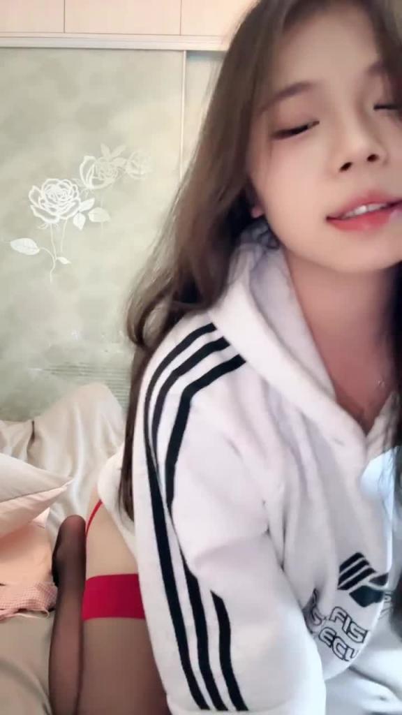 【顶级童颜巨乳校花】这张脸真的太清纯了!初恋的感觉,穿着休闲装和红丝反差拉满,还用巨乳比爱心! 预览截图 2