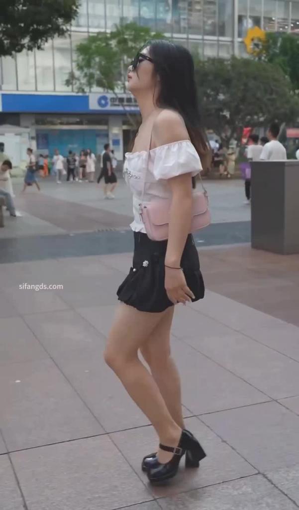猜猜小姐姐内裤是什么颜色~ 预览截图 1