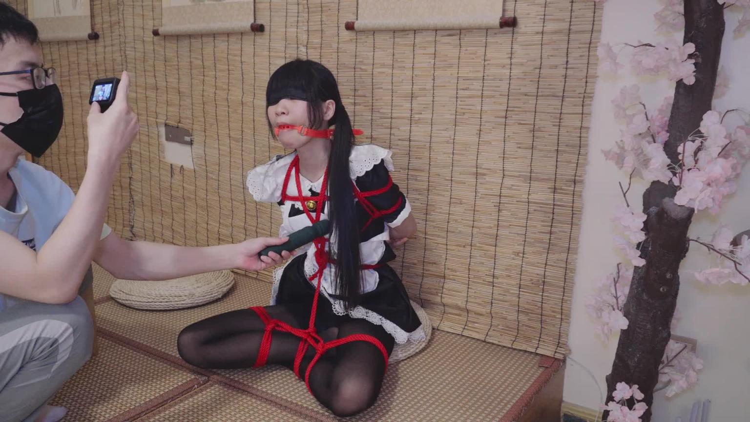 【冷与贝】黑丝红绳女仆妹妹捆绑调教(口球,棒棒,gc) 预览截图 8