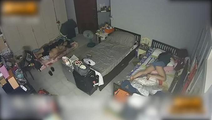 门事件【家庭监控破解】午睡时乘妹妹睡着偷偷帮男友口爆！妹妹起身发现后尴尬转身！ 预览截图 9