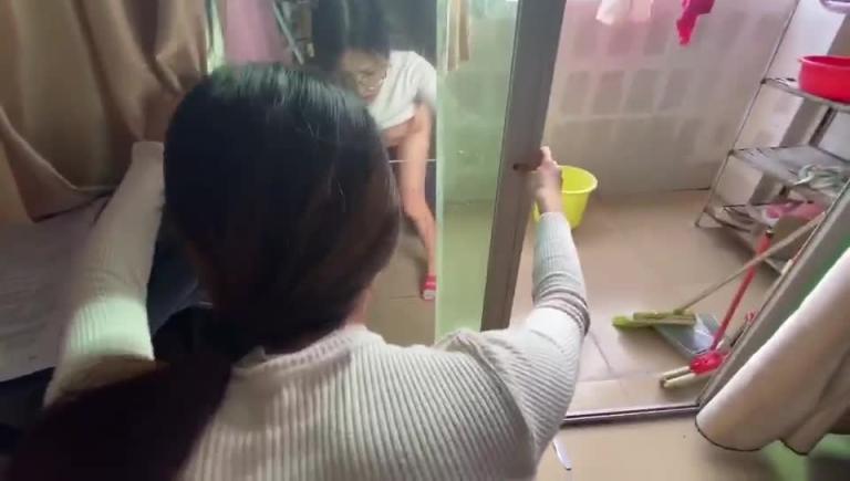 在镜中看妹子爱爱高潮的爽样 预览截图 2