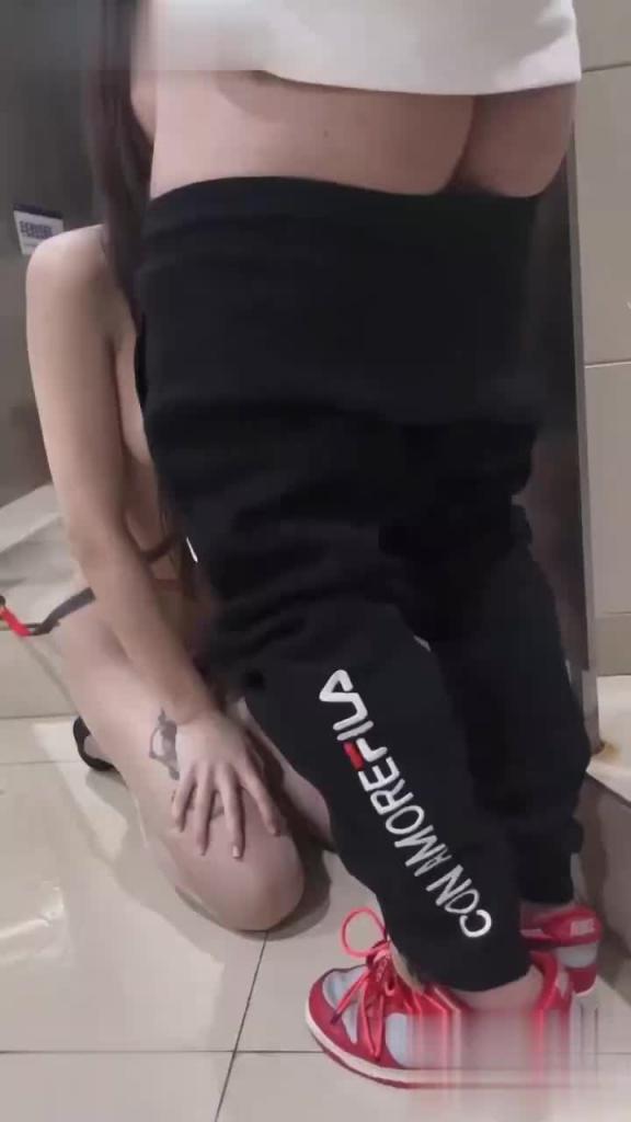调教爱喝尿的小母狗 她的最爱的就是主人带她去公厕玩 爱好欣赏别的男人尿尿! 预览截图 10
